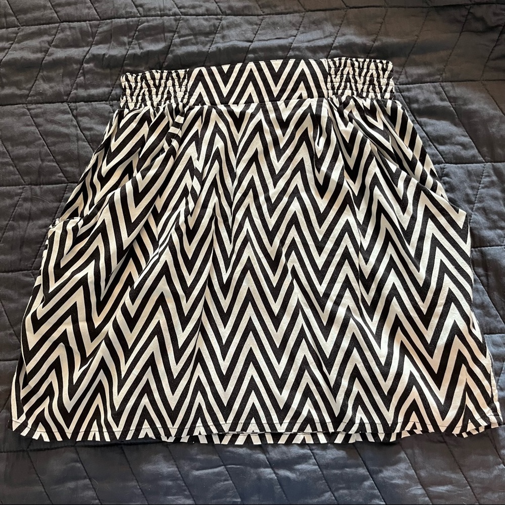 H&M Geometric mini skirt size 6